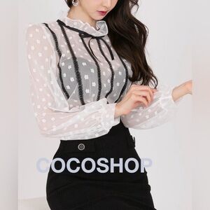 $10gift🦊New Sexy  camillia fliwers  White Blouse with  velvet Black Stripes ties